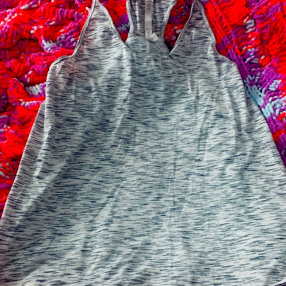 LOT OF 6 LONG & SHORT SLEEVE SIZE 12 LULULEMON TOPS BEAUTIFUL LIGHT COLORS - Picture 14 of 15